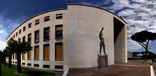 Palazzo Uffici: ingresso e statua di Italo Griselli