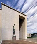 Palazzo Uffici: ingresso e statua di Italo Griselli