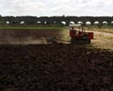 Un trattore ara il terreno al Parco