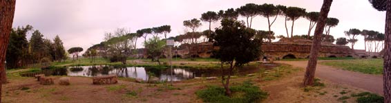 Il laghetto creato dall'acqua Felice al Parco degli Acquedotti; sulla destra si nota il getto d'acqua che fuoriesce dall'acquedotto Felice