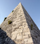 Primo piano della piramide Cestia in piazzale Ostiense, Roma