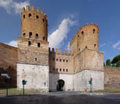 La Porta Appia vista dall'esterno delle mura