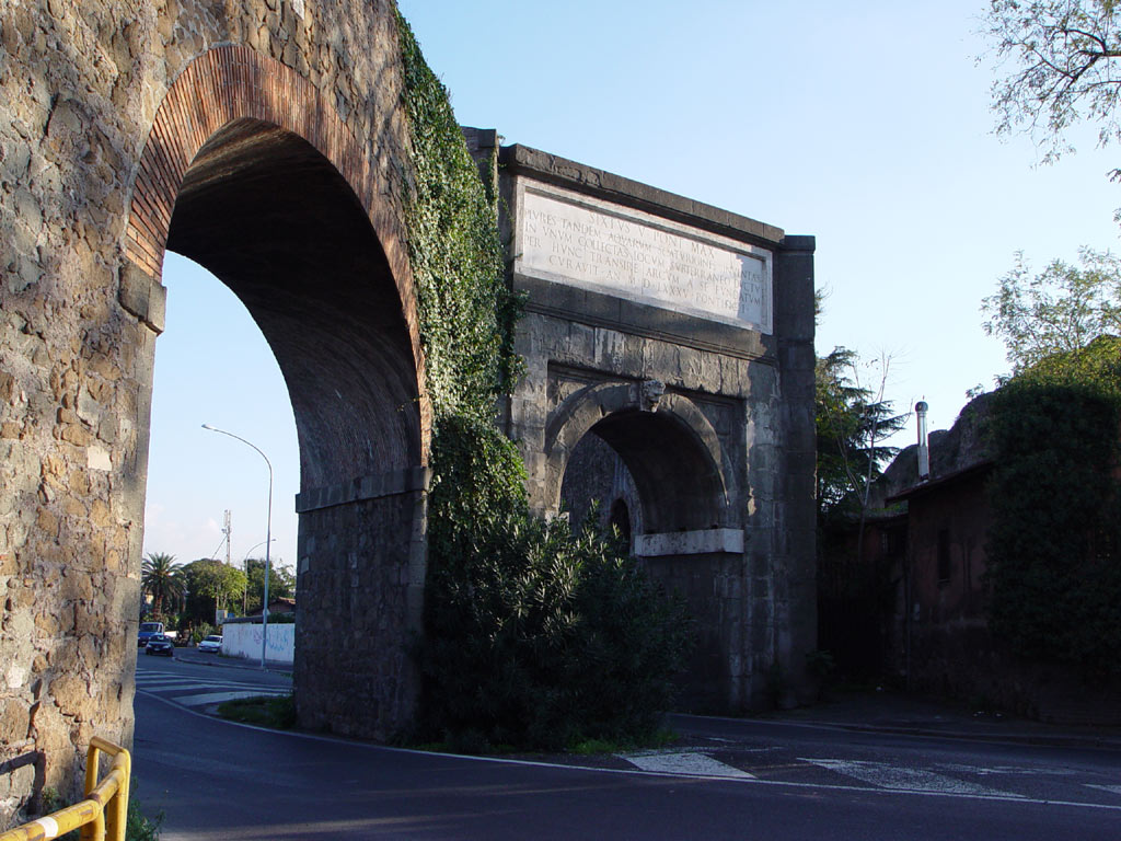Acquedotti romani fuori porta maggiore al tuscolano Porte anticate roma