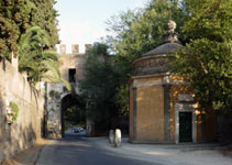 Vista della porta Latina dal lato interno e della cappella di San Giovanni in Oleo