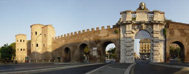 Porta San Giovanni e sulla sinistra porta Asinaria