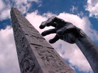 Obelisco di Marconi all’Eur e dettaglio dell’installazione di Seward Johnson il Risveglio