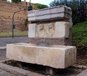 Porta Maggiore - sepolcro a dado