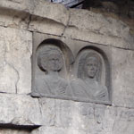 dettaglio di due busti in bassorilievo del sepolcro a camera gemino
