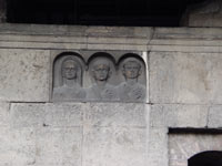 dettaglio di tre busti dei sepolti in una delle due camere del sepolcro gemino
