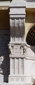 palazzina in piazza Mincio 2 - dettaglio ingresso: fregi geometrici su travertino