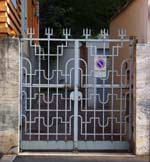 cancello carrabile della palazzina residenziale in via Lima 4